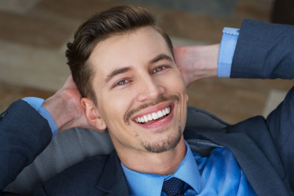 A man wearing metal braces, highlighting his dental treatment.